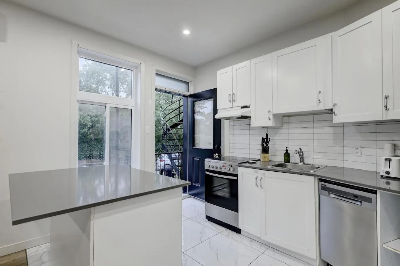 2Br Escape Sleek Stay In Westmount Mtl Монреаль 0*,  Канада